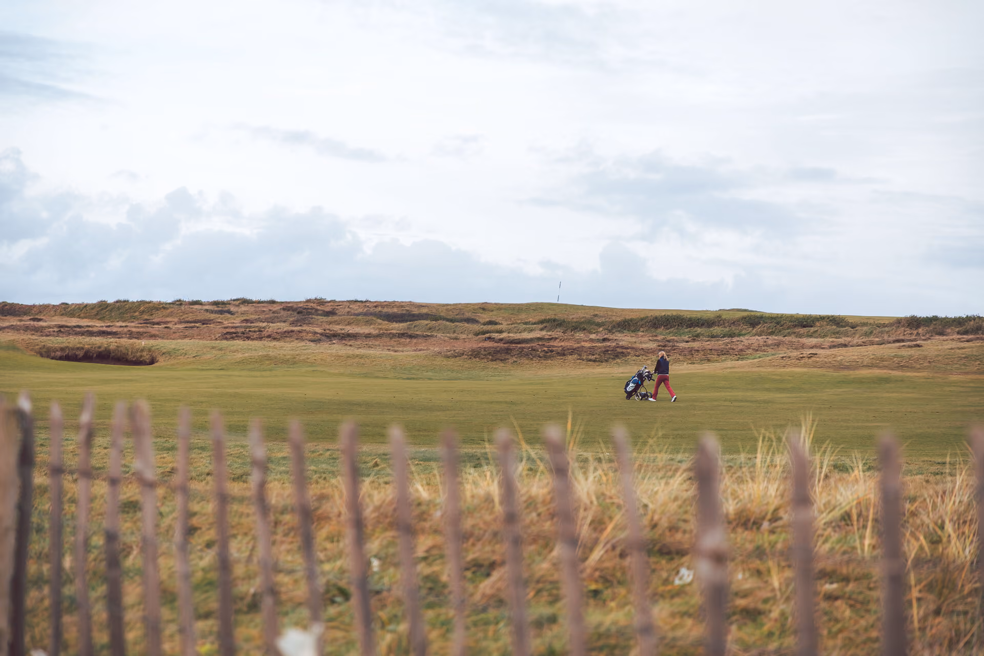 Troedio'r cyrsiau gwyrdd: golff eco-gyfeillgar ym Mhen-y-bont ar Ogwr