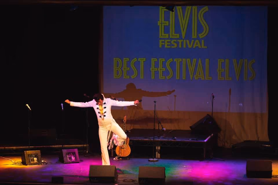 Nid yw Elvis wedi gadael yr adeilad: Edrych yn ôl ar Ŵyl Elvis eiconig Porthcawl
