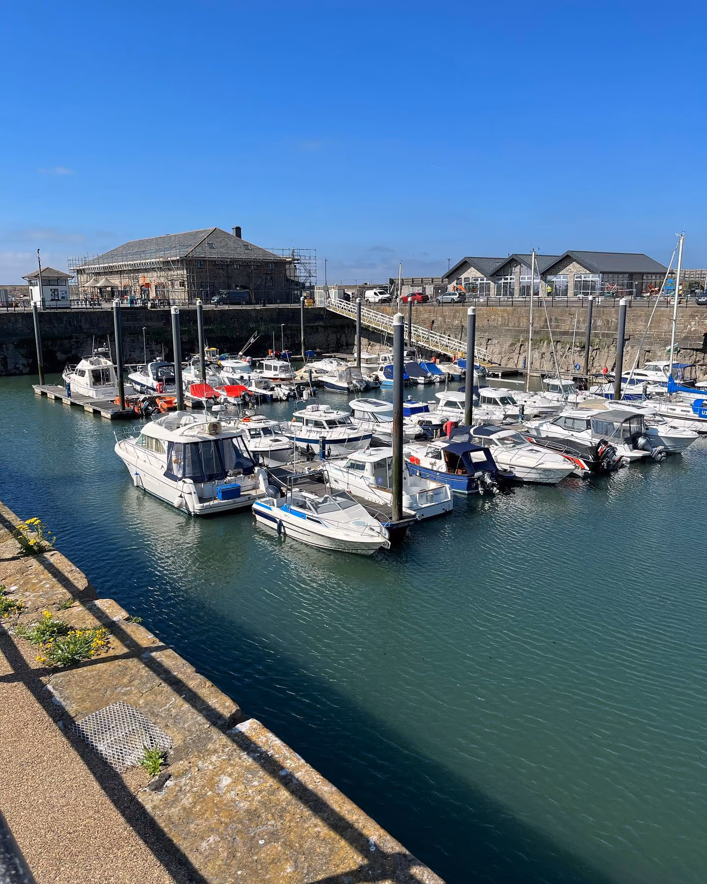 Rydyn ni'n harbio llawer o gariad at Marina bach eithaf Porthcawl. Mae yna lwyth o gwch o resymau dros dreulio rhywfaint o amser yn y fan a'r lle hardd. 🌊🛥️
Yn eistedd ochr yn ochr â Cosy Corner Porthcawl sydd newydd ei ddatblygu, dyma'r lle perffaith i fwynhau'r heulwen gyda hufen iâ neu fachu tamaid i'w fwyta o un o'r bwytai a chaffis gwych gerllaw. 🍦☕
📸 @stuart_gascoyne
#VisitBridgend #VisitWales #FindYourEpic #PorthcawlHarbour #PorthcawlMarina #boatsboatsboats #Porthcawl #Porthcawlseafront #walescoast