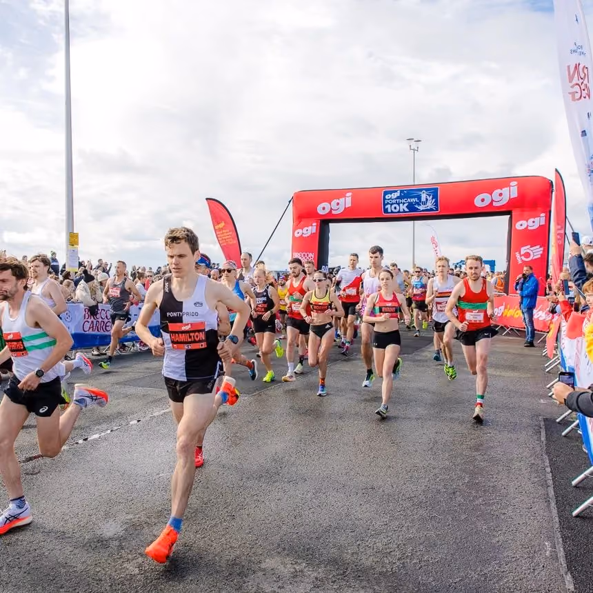 Ydych chi'n dal i redeg ar adrenalin ar ôl 10K anhygoel Porthcawl? 👟
Gobeithio y bydd pawb a gymerodd ran neu a gymerodd ran wedi mwynhau'r diwrnod gymaint ag y gwnaethom ni!
Peidiwch ag anghofio ein hargraffu yn eich lluniau! 📷
#VisitBridgend #VisitWales #FindYourEpic #Porthcawl10K #Porthcawl #running #10krun #run