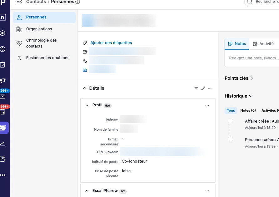 Capture d'une personne dans le Pipedrive de Pharow, données personnelles floutées, avec les champs intitulé de poste, URL LinkedIn et prise de poste récente.
