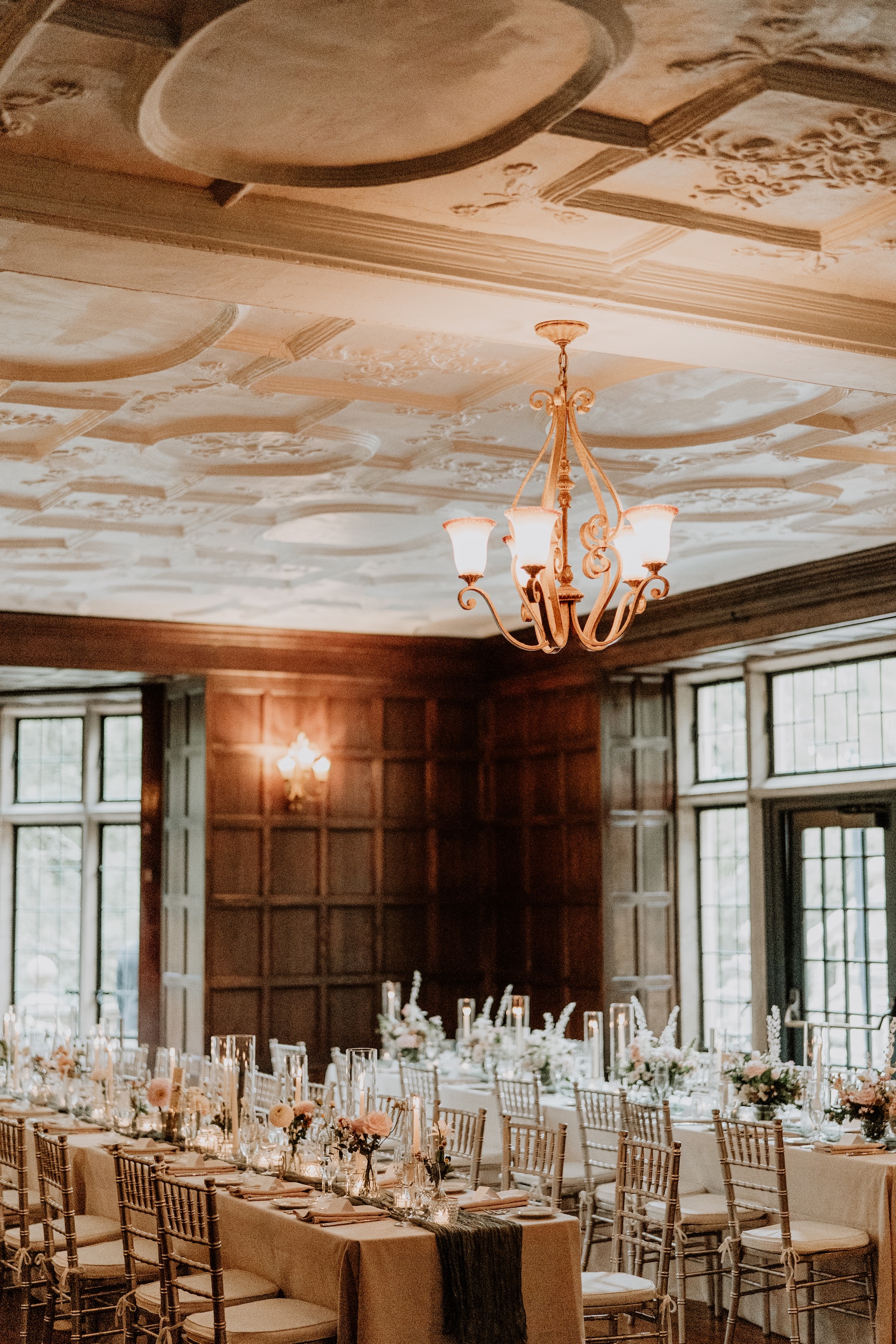 Parque ballroom w/ long tables
