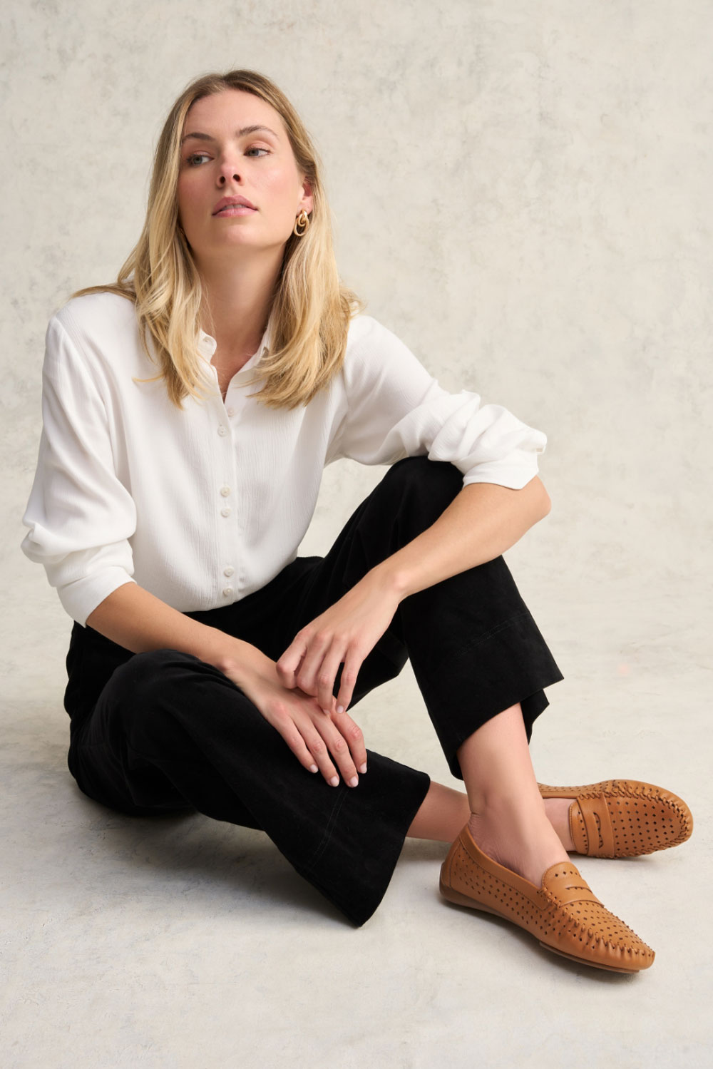 PERFORATED LEATHER LOAFER