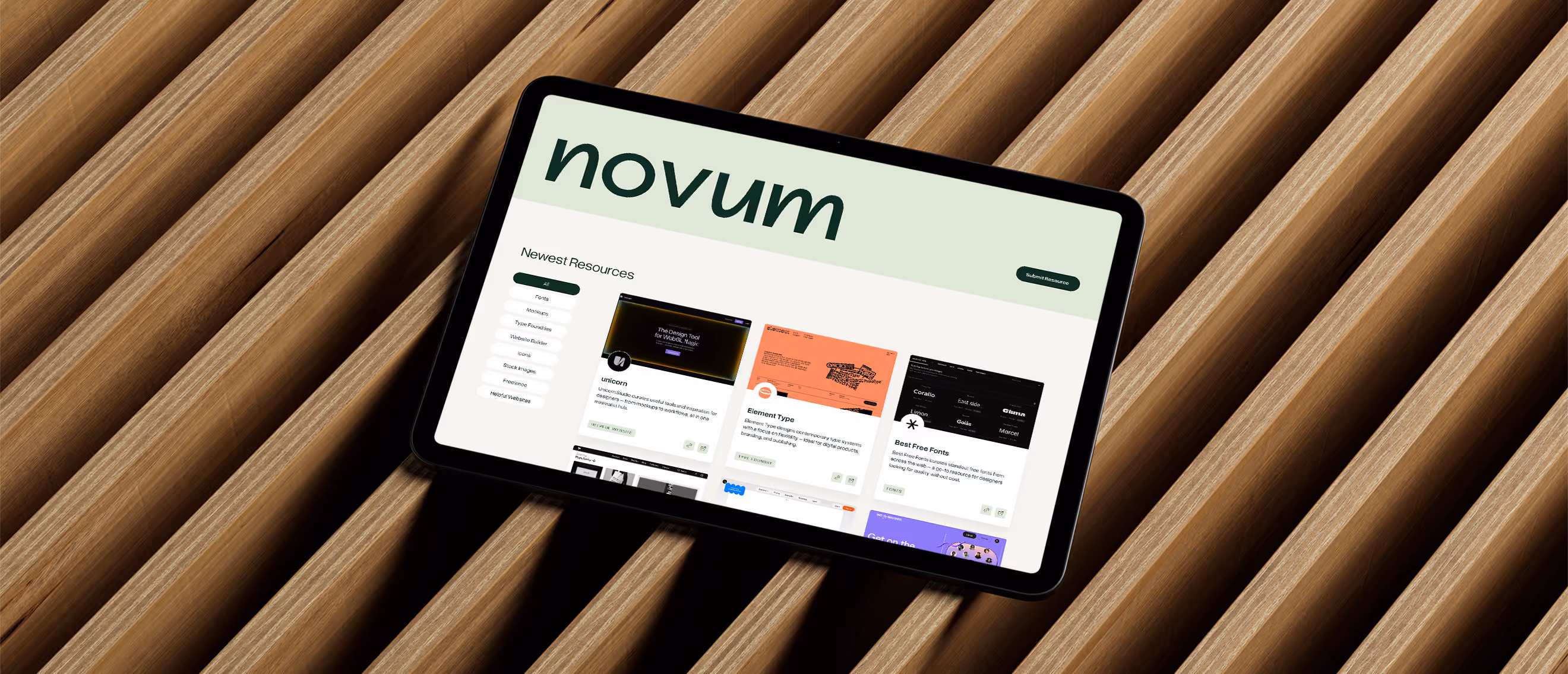 Ein Tablet Mockup auf einem Holz-Hintergrund zeigt die Website novum.supply