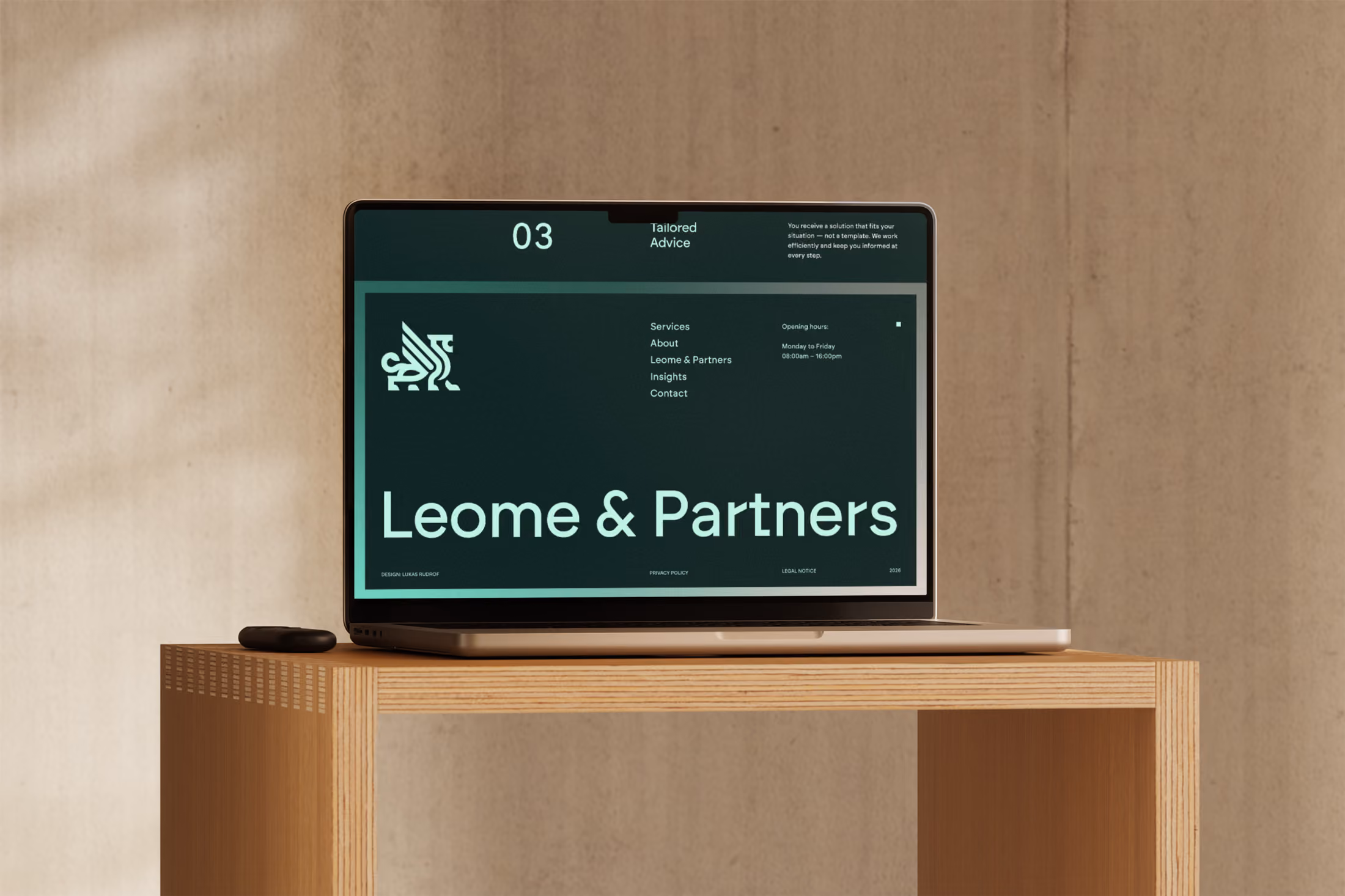 Ein MacBook Mockup auf einem Holztisch zeigt einen Website Footer mit dem Schriftzug Leome & Partners.
