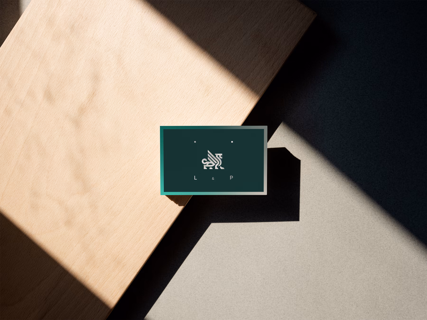 Eine Visitenkarte mit grünem Design und Logo von Leome & Partners Anwälte.