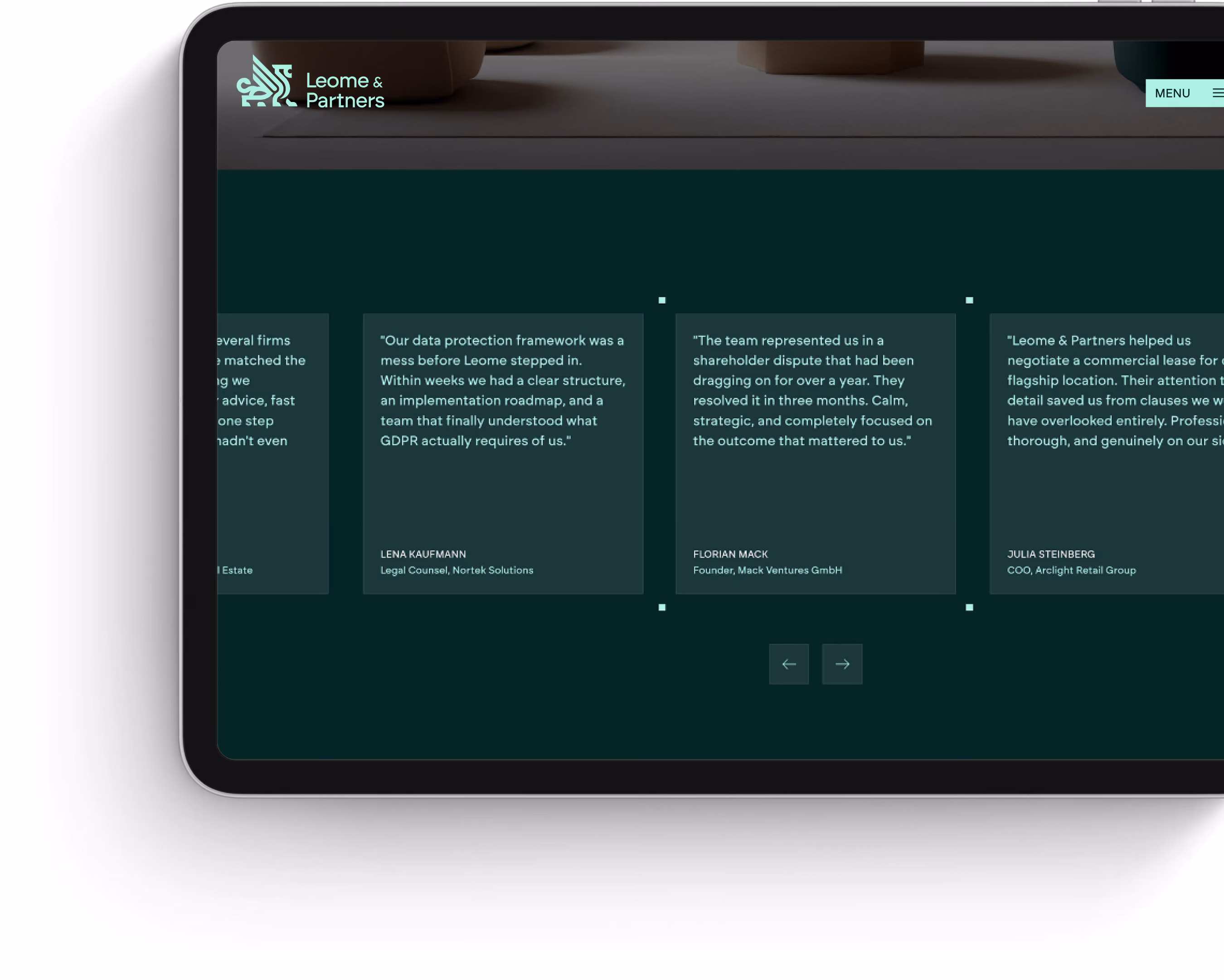 Ein Tablet Mockup zeigt einen Testimonial Slider auf einer Website.
