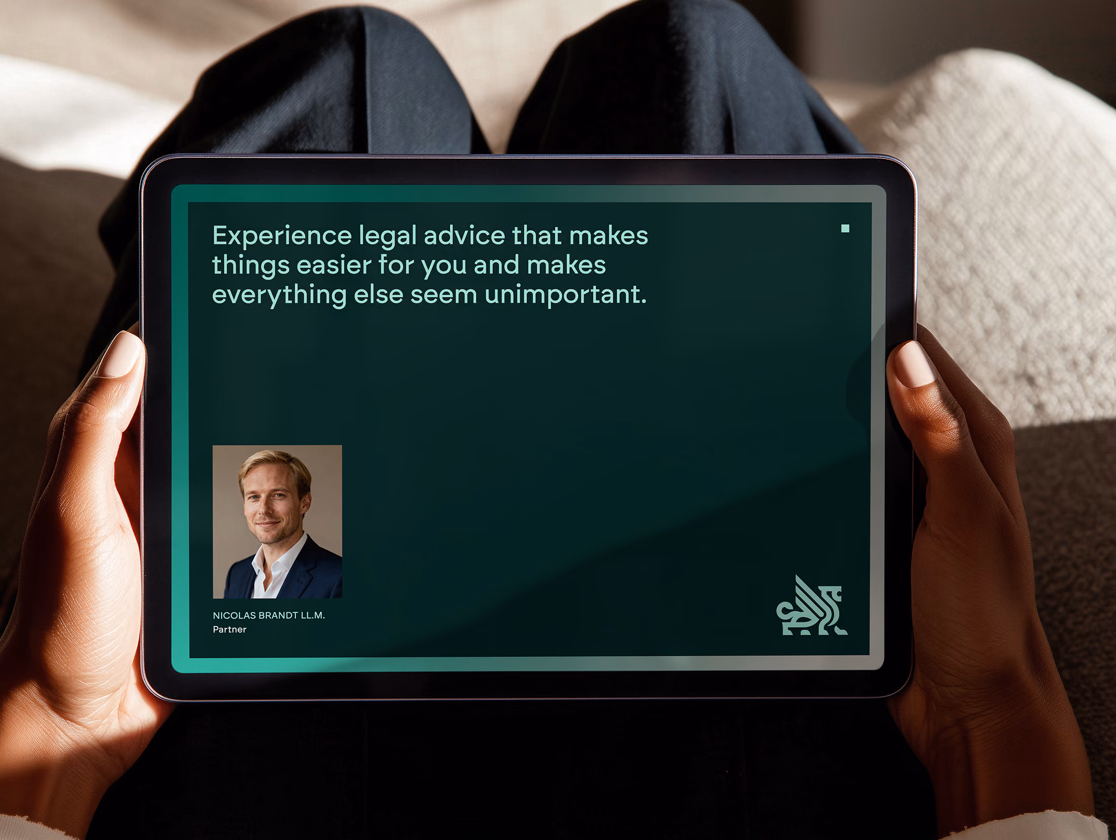 Tablet Mockup von einem Webdesign für eine Anwaltskanzlei.