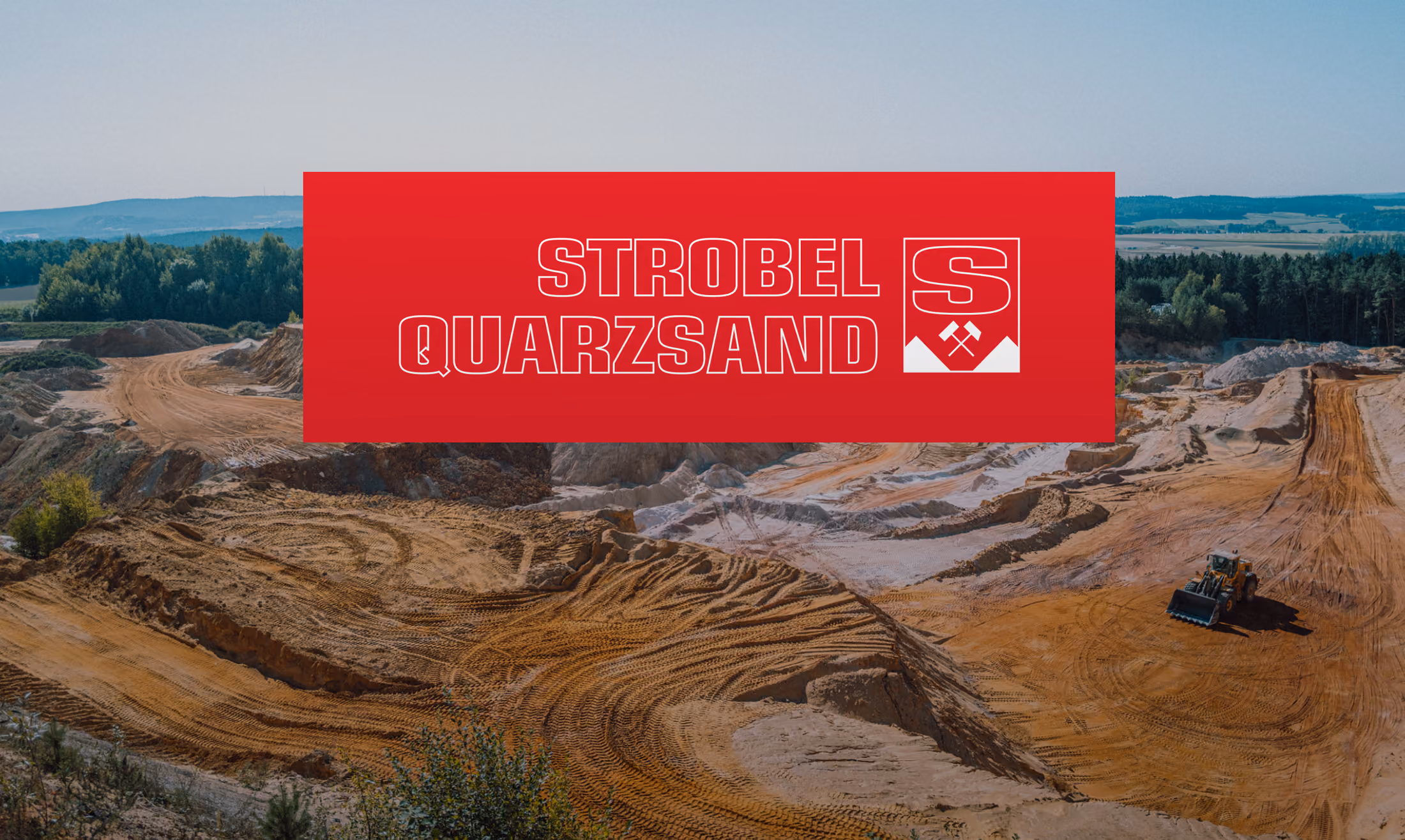 Weißes Logo von Strobel Quarzsand auf einem abgedunkeltem Bild einer Sandgrube.