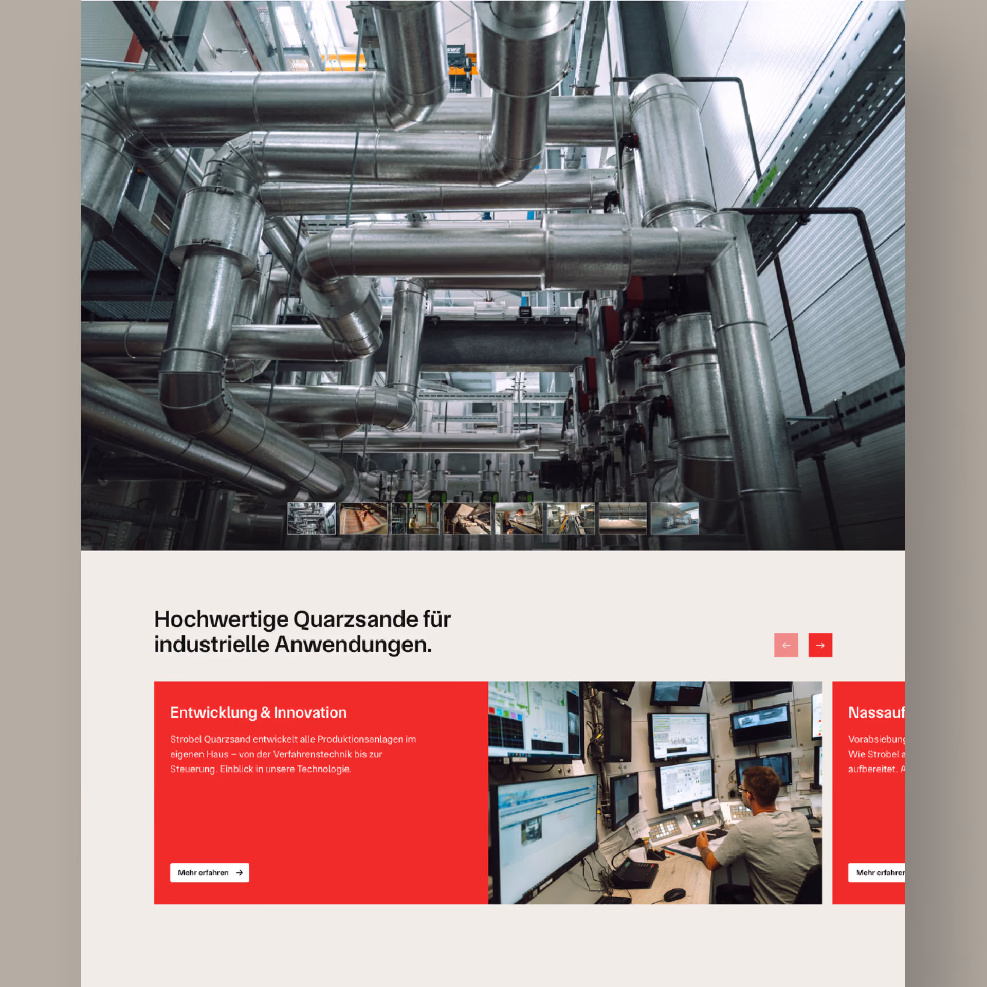 Moderne Industrieanlage mit zahlreichen verschnörkelten Edelstahlrohren in einer Fabrikhalle, darunter Text: Hochwertige Quarzsande für industrielle Anwendungen, dazu Abschnitt Entwicklung & Innovation mit Bild eines Mannes an Kontrollbildschirmen.