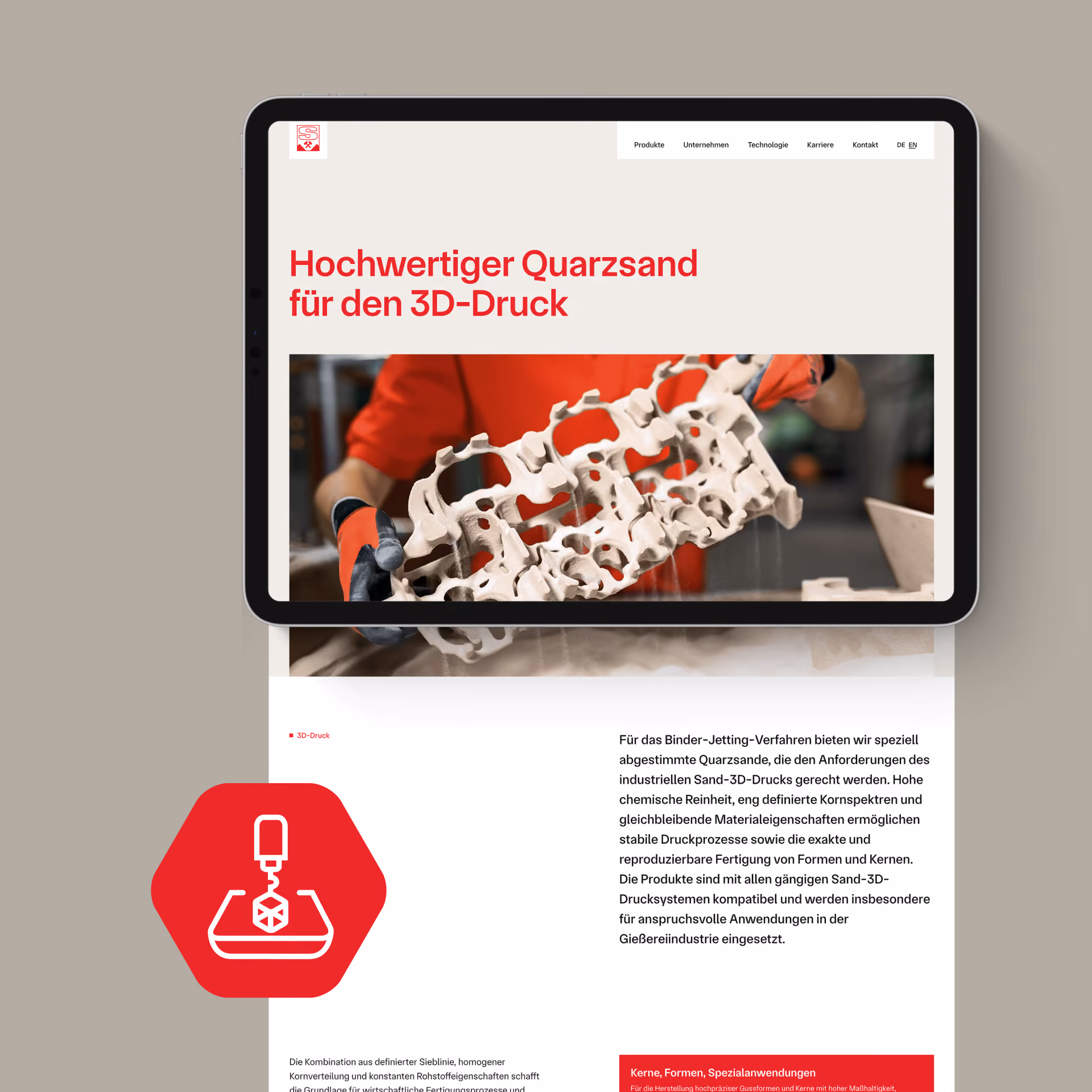 Tablet zeigt eine Webseite mit dem Titel 'Hochwertiger Quarzsand für den 3D-Druck' und ein Bild einer Person in rotem Hemd und Handschuhen, die ein komplexes 3D-gedrucktes Objekt hält, vor einem Hintergrund mit Quarzsand. Darunter befindet sich ein Textblock über den Einsatz von Quarzsand im Binder-Jetting-Verfahren für industrielle Sand-3D-Druckprozesse.