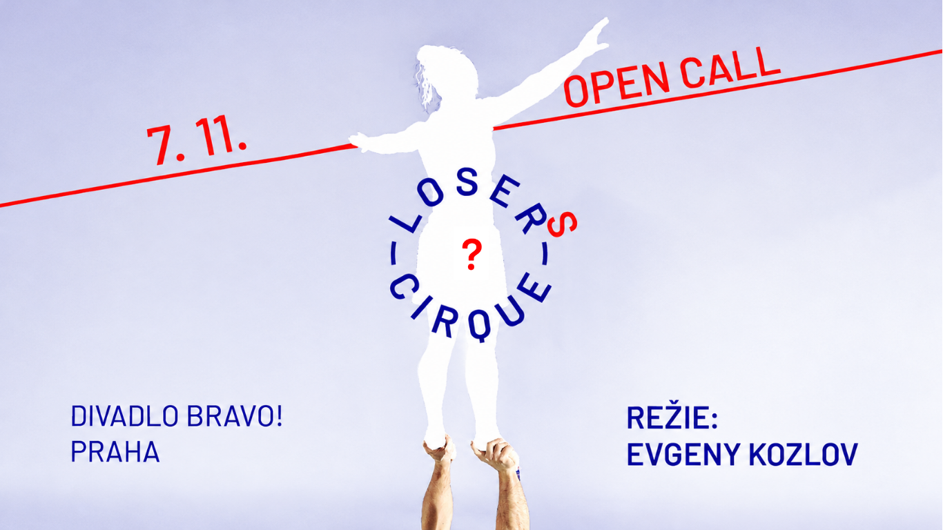 Performer z Losers předvádí účastníkům workshopu prvek párové akrobacie