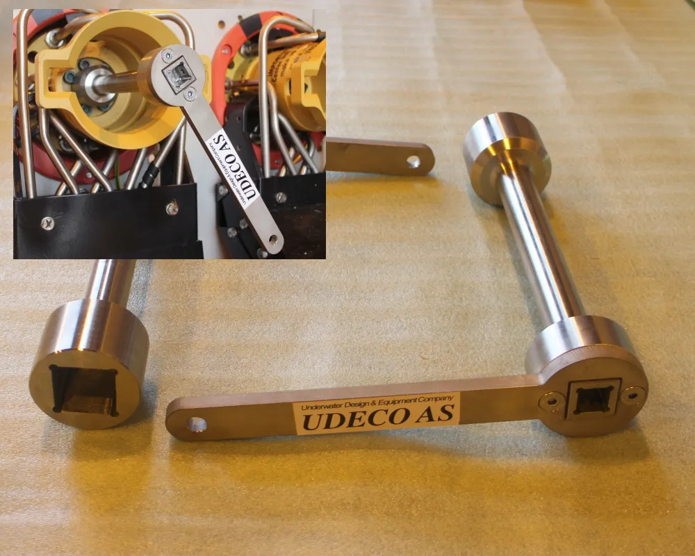 Manual MQC make-up and torque tool with 1.5” square drive and 3/4” square socket interface, featuring UDECO AS branding, designed for subsea equipment assembly.
