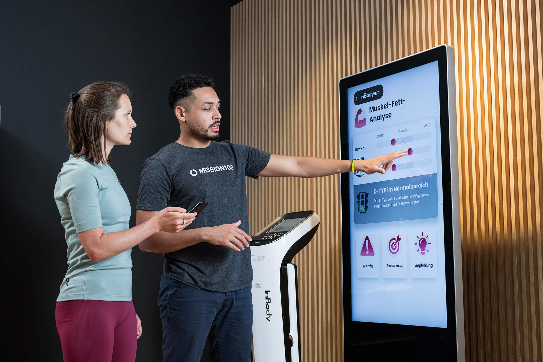 A trainer explaining the MindBody analysis