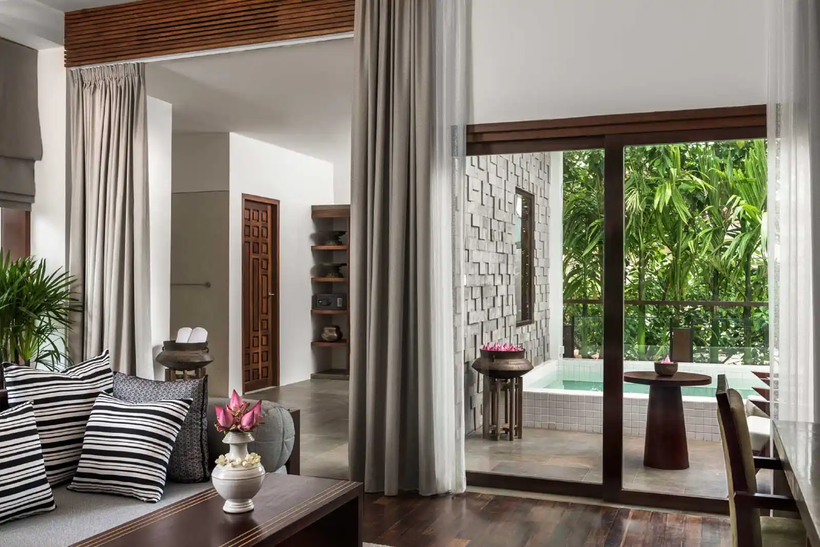 Junior Pool Suite