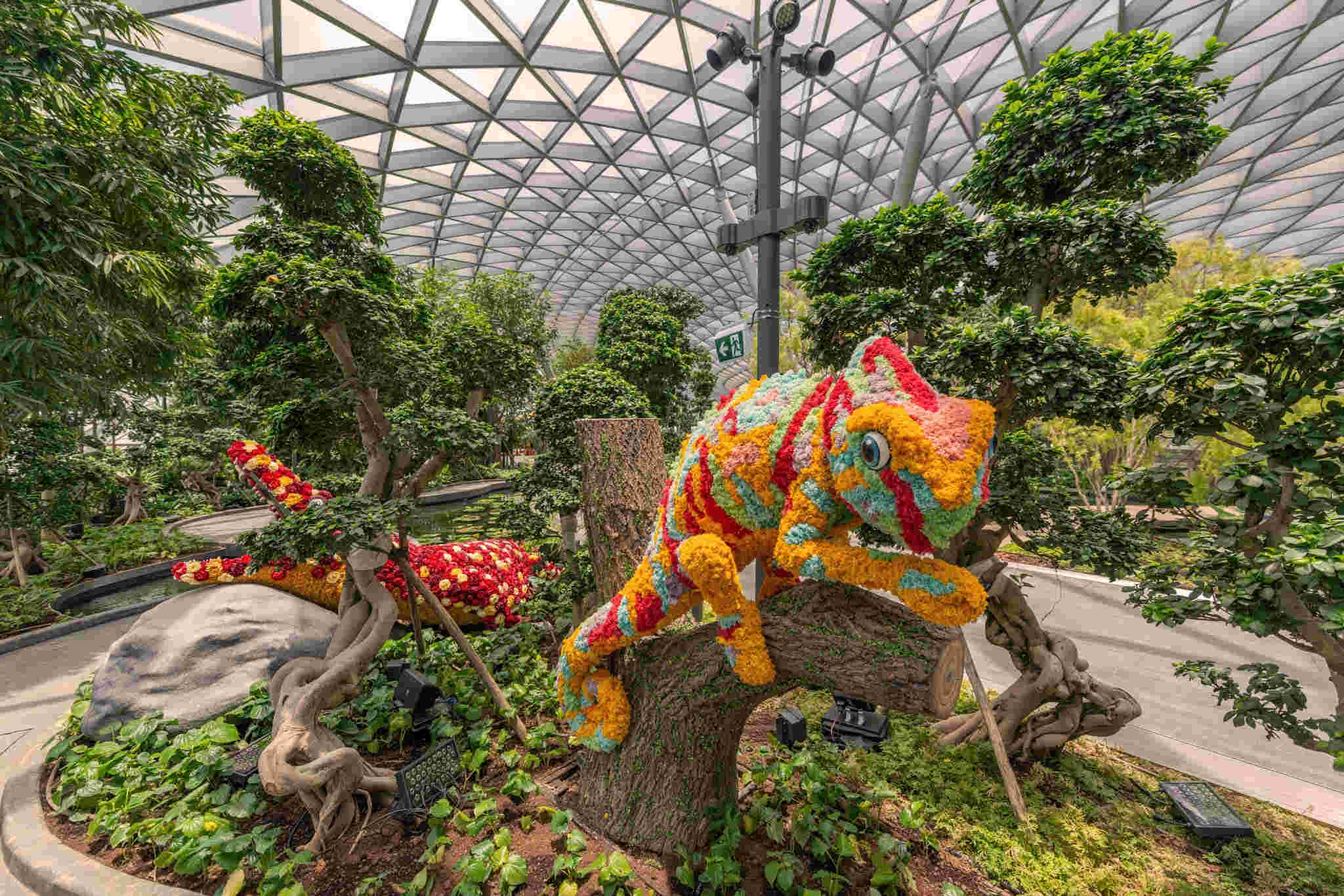 Topiary Walk - Jewel Changi Airport