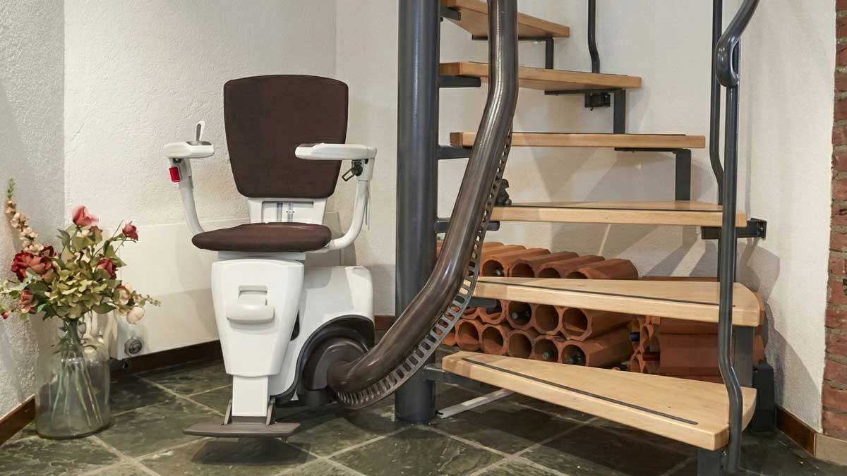 TKE S200 traplift gemonteerd aan de binnenzijde van een wenteltrap