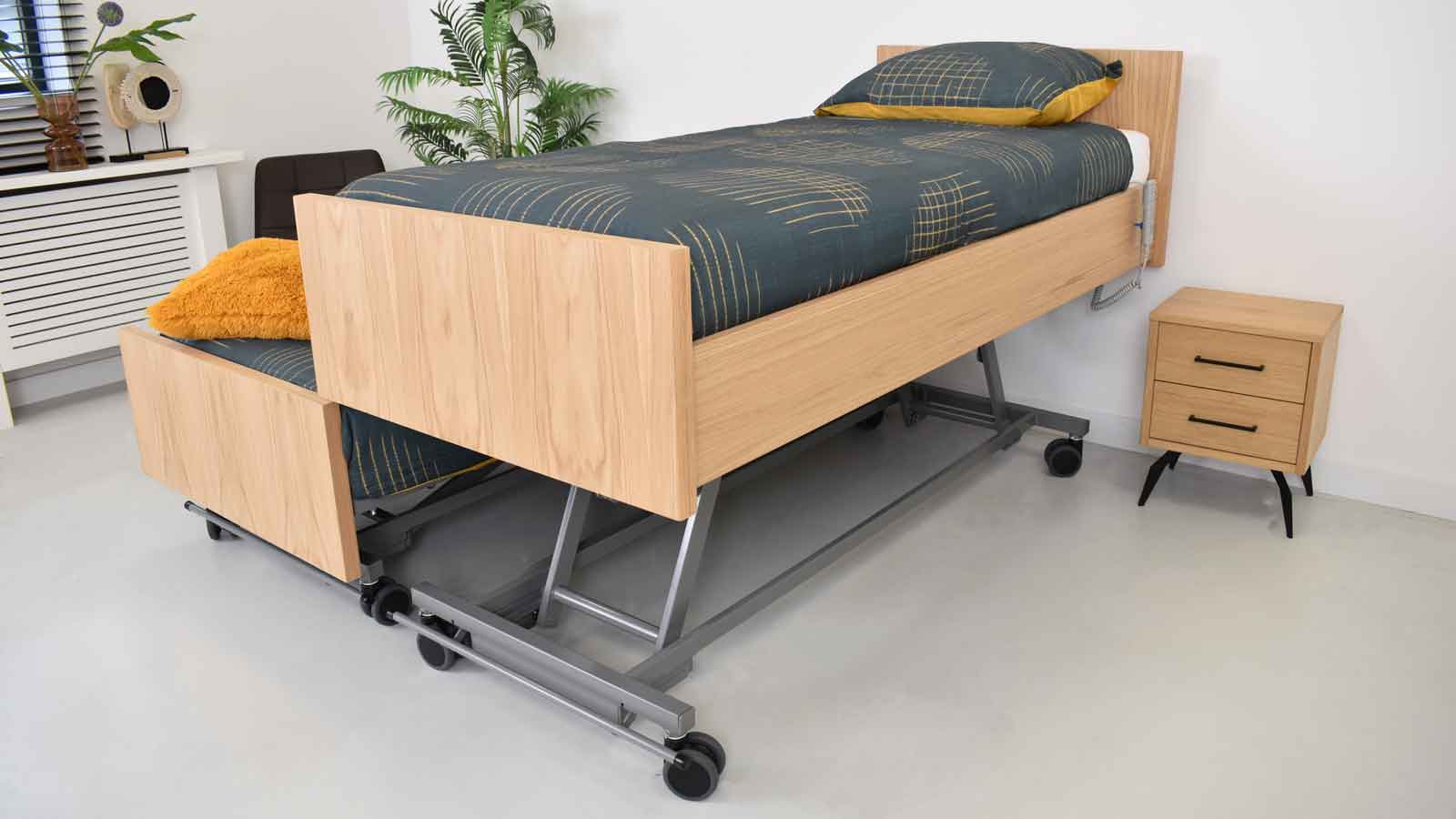 Zorgbed in een moderne slaapkamer