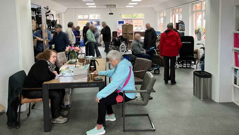 showroom gevuld met bezoekers voorjaarsmarkt