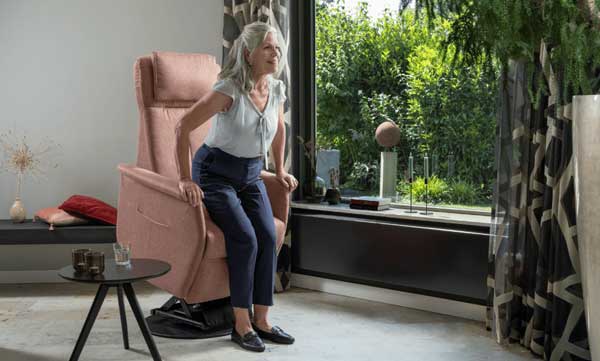 Mevrouw staat op met behulp van de Wellness 633