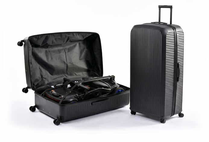 Opgevouwen scootmobiel in een hardcase reiskoffer naast een gesloten reiskoffer.