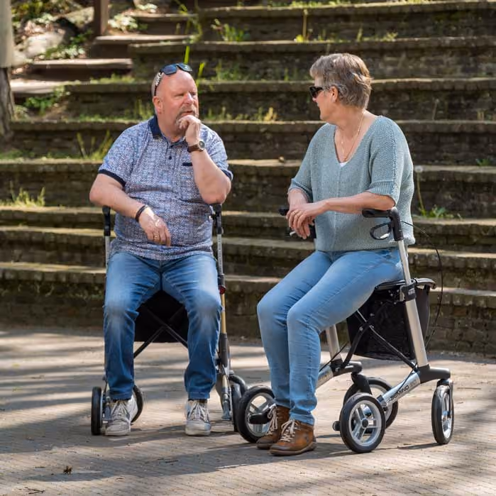 Zittend op hun rollator even een praatje maken