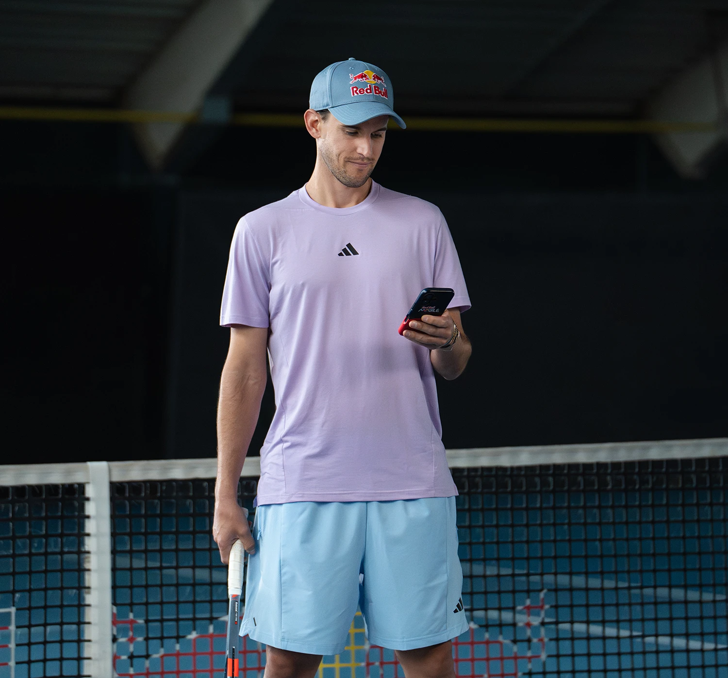 Dominic Thiem macht eine Pause und telefoniert