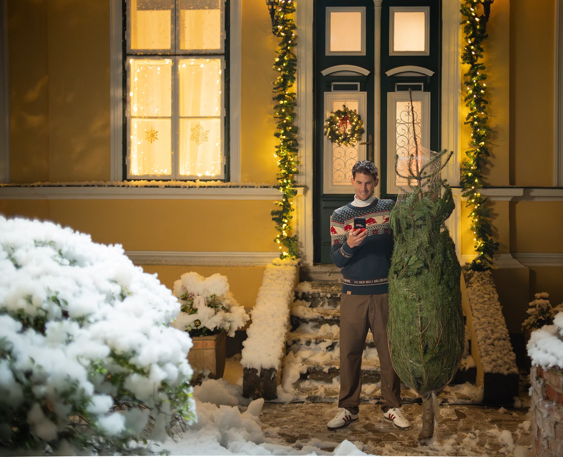 Dominic Thiem spielt in weißem Tennis Outfit in einer Halle Tennis