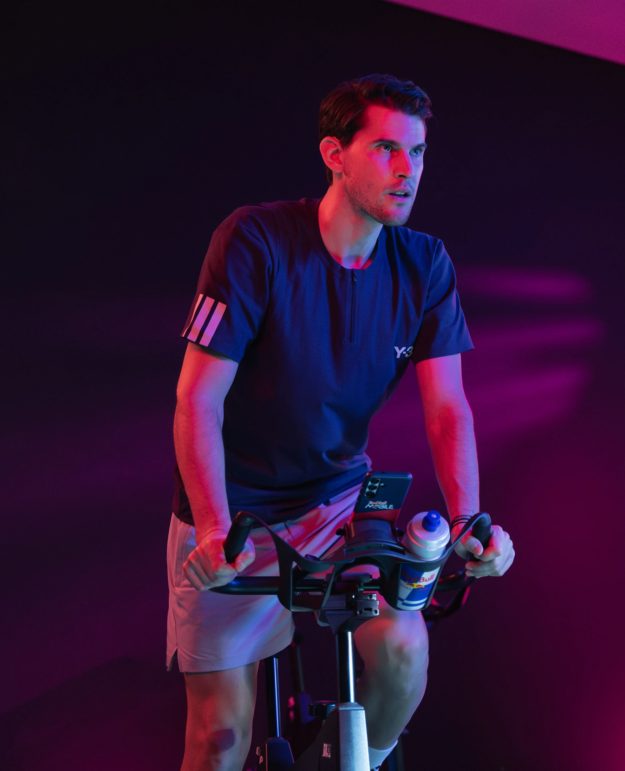 Dominic Thiem macht eine Pause und telefoniert