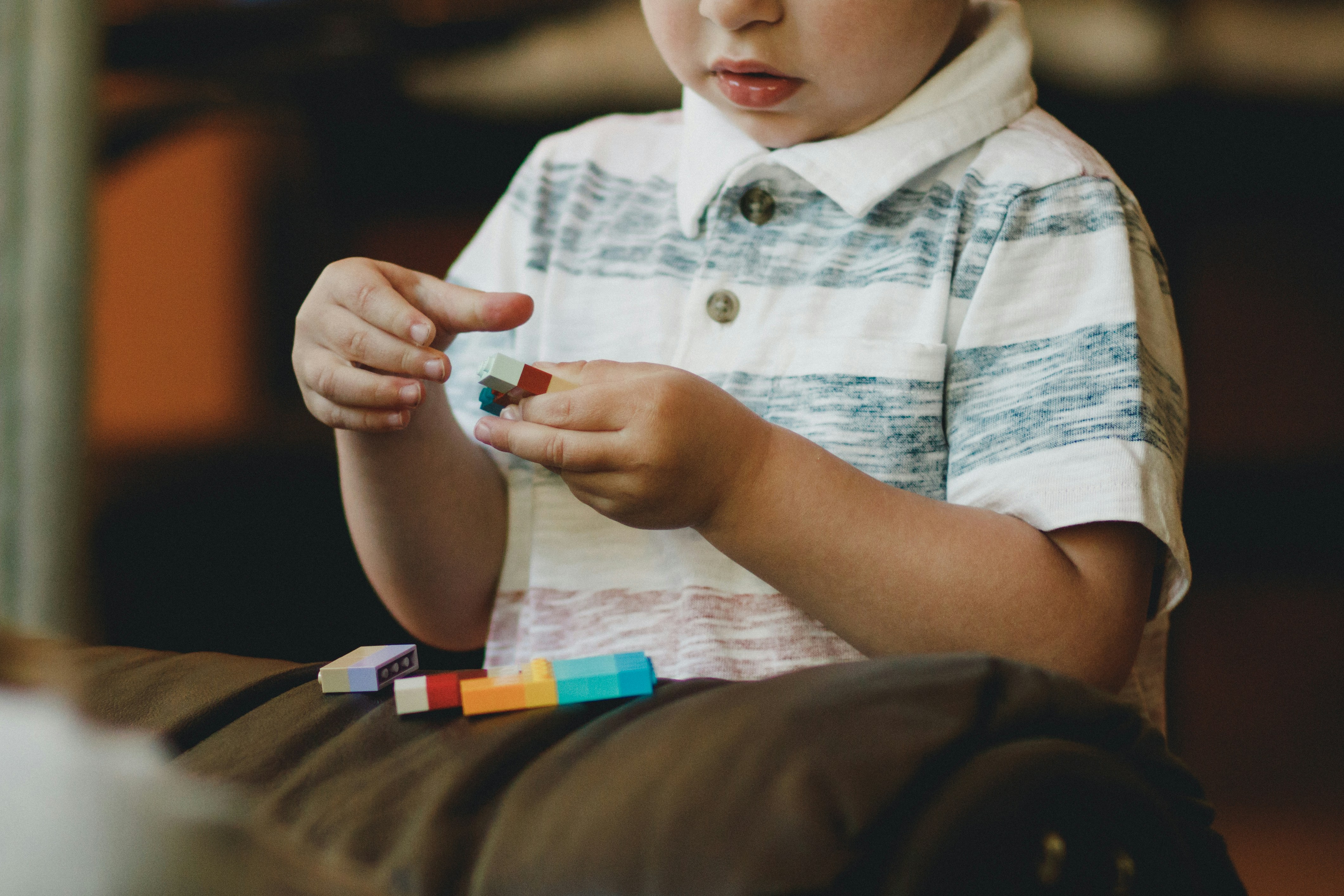 Barn med autism som leker
