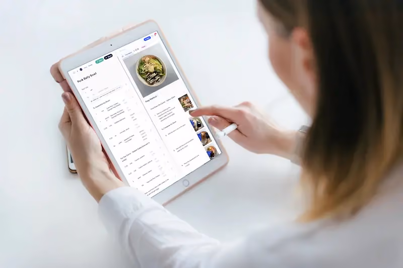 Woman using meez on her ipad