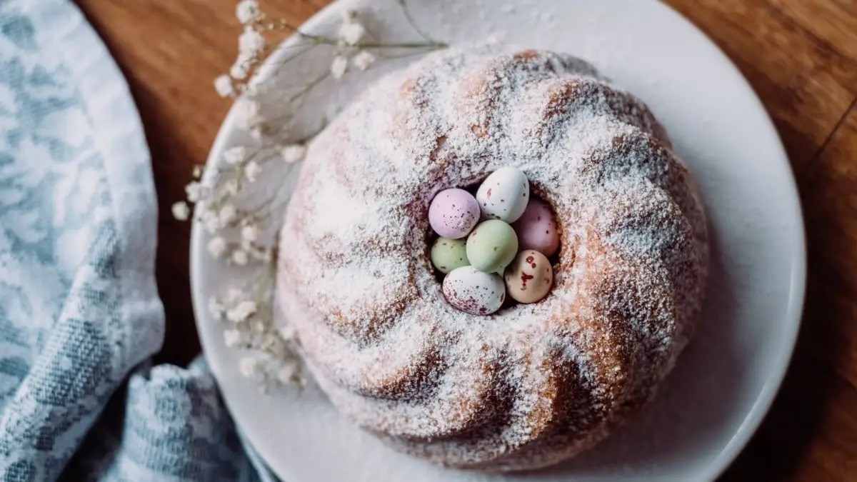 Cake with Easter eggs.