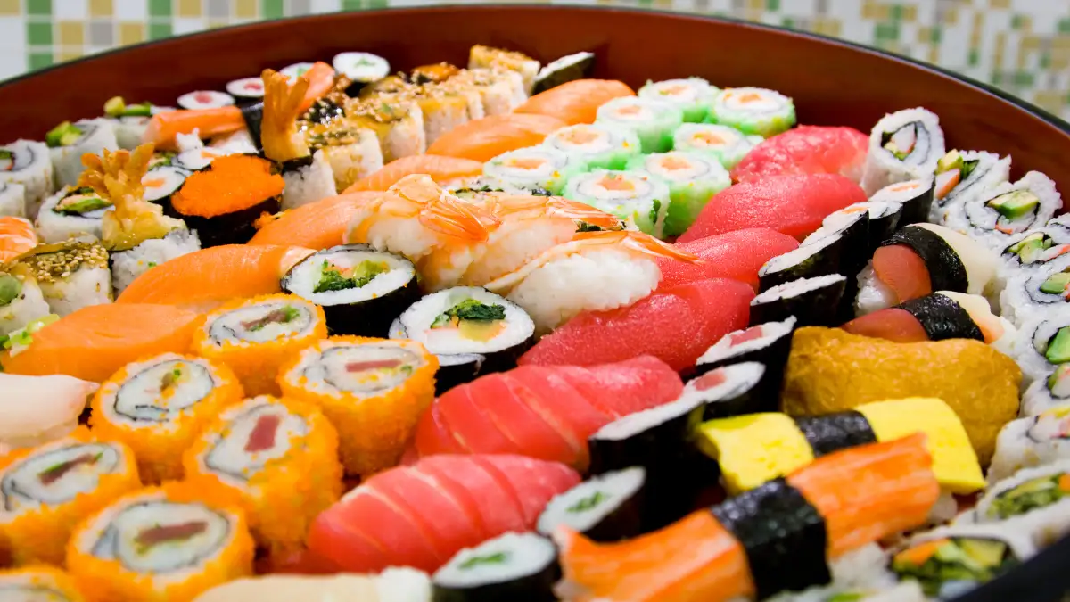 A sushi platter with various different types of sushi in it.