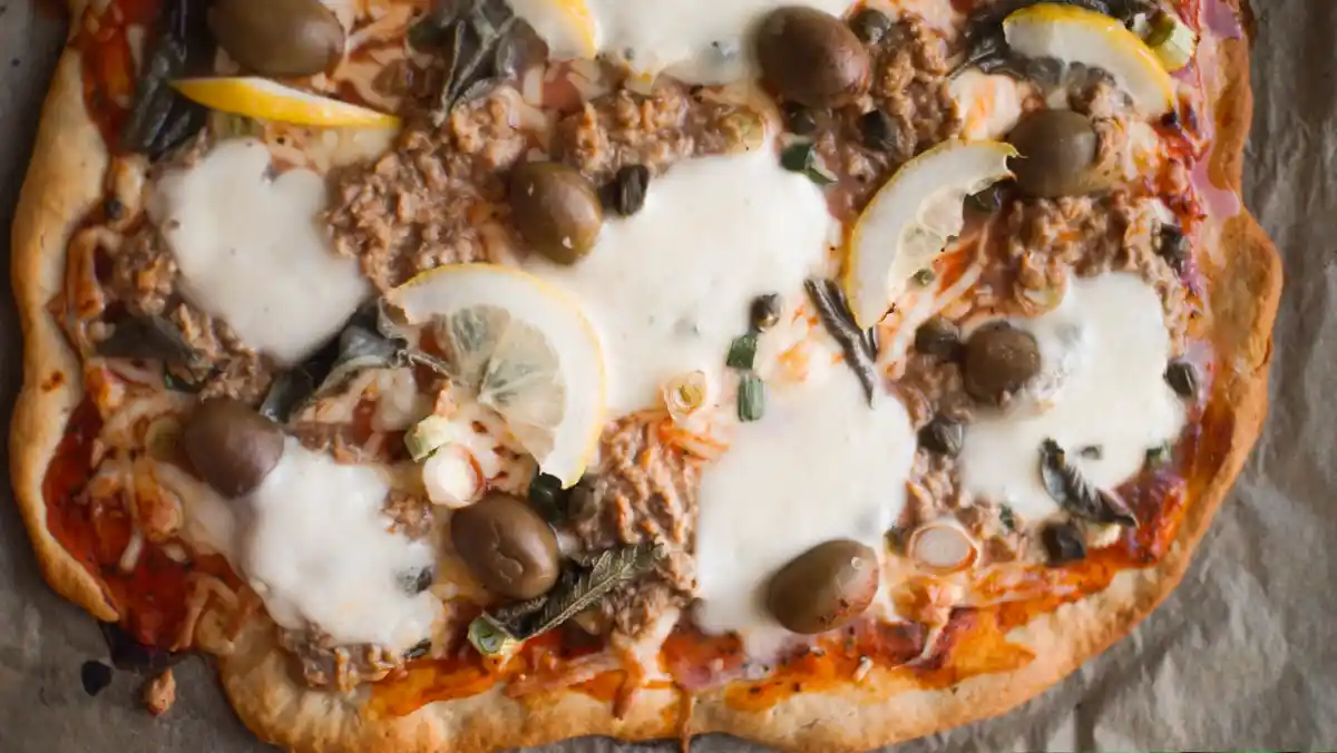 Pizza with tuna, cheese, olives and lemon.