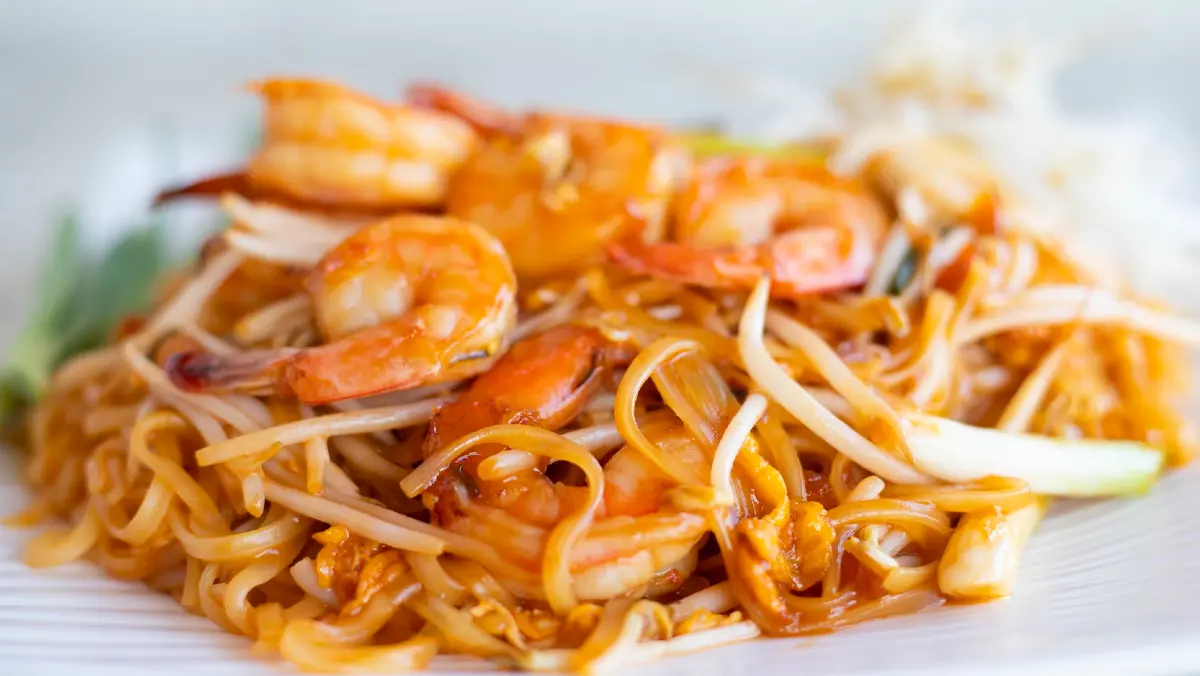 Plate of pad thai with prawns.