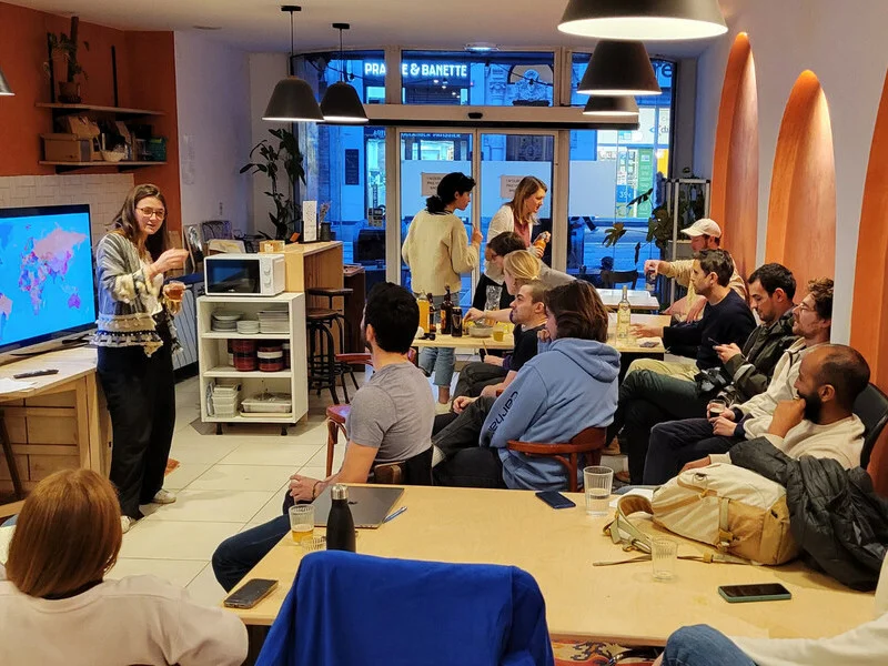 réunion au mangrove dans l'espace café studieux