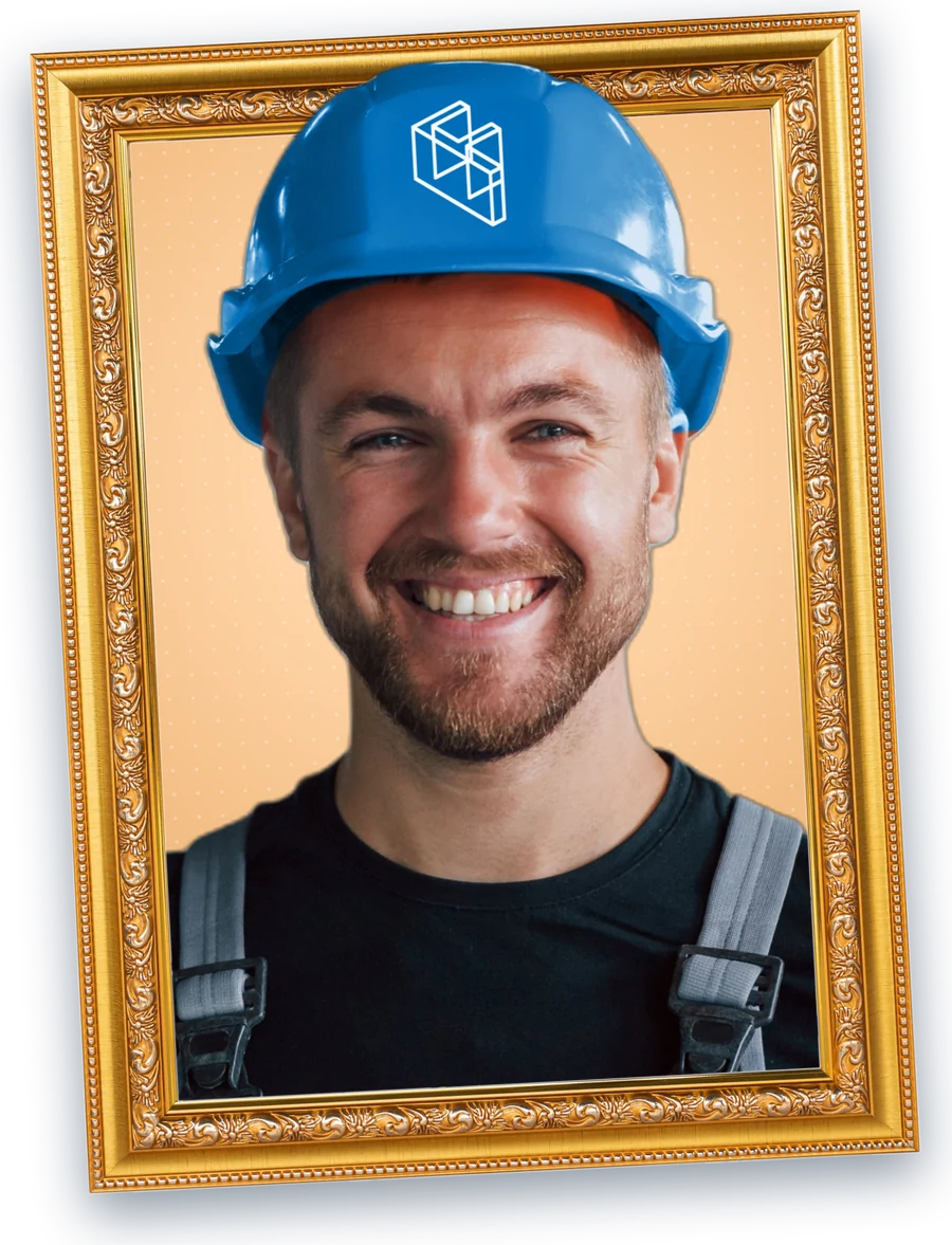 Travailleur souriant avec un casque de sécurité orange, dans un cadre doré : le Portrait SST de votre organisation