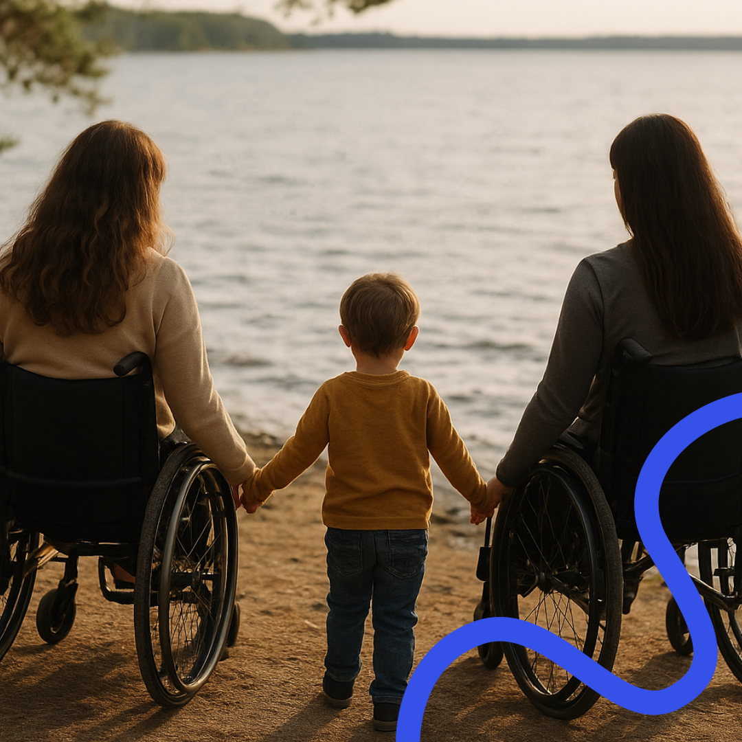 Deux femmes en fauteuil roulant tenant la main à un enfant