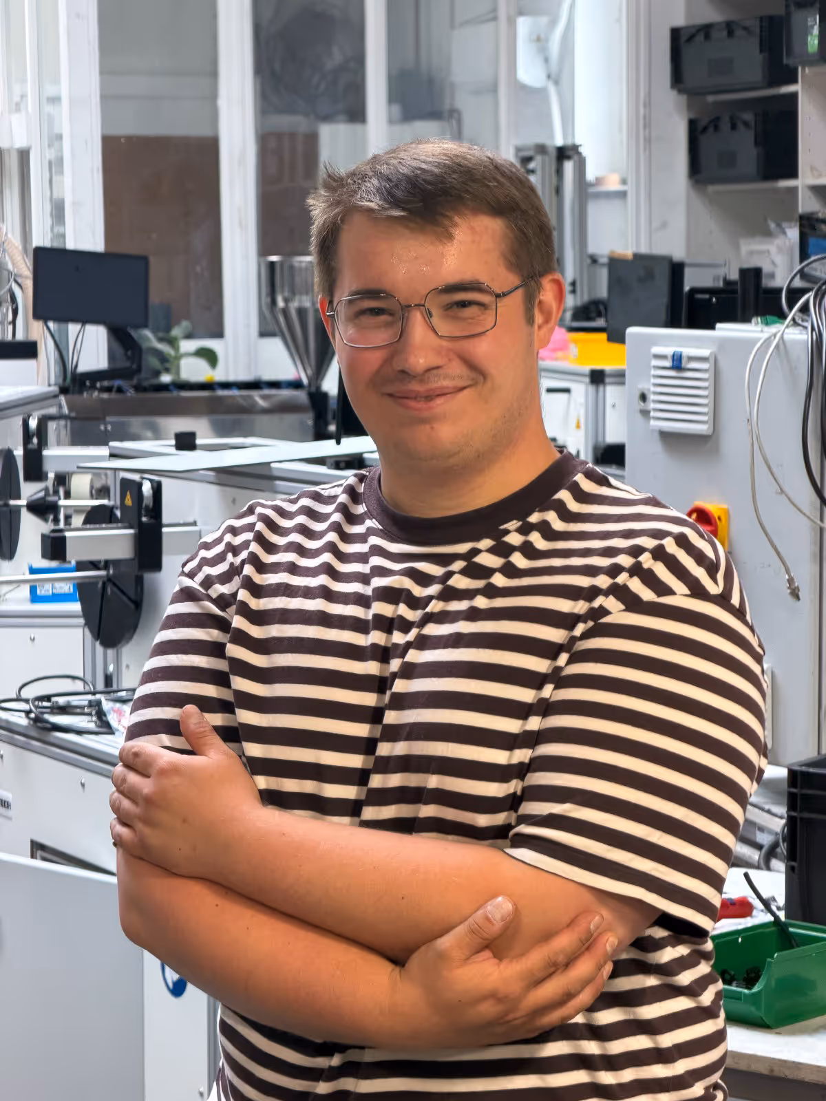 Luca-Tim ist bei QiTech unser Mann fürs Grobe – aber auch fürs Präzise. Ob Maschinenwartung oder Filamentproduktion: Luca hat für alles einen Plan – und wenn nicht, findet er einen. Sein Motto? „Das ist kein Problem, das ist ein Projekt.“