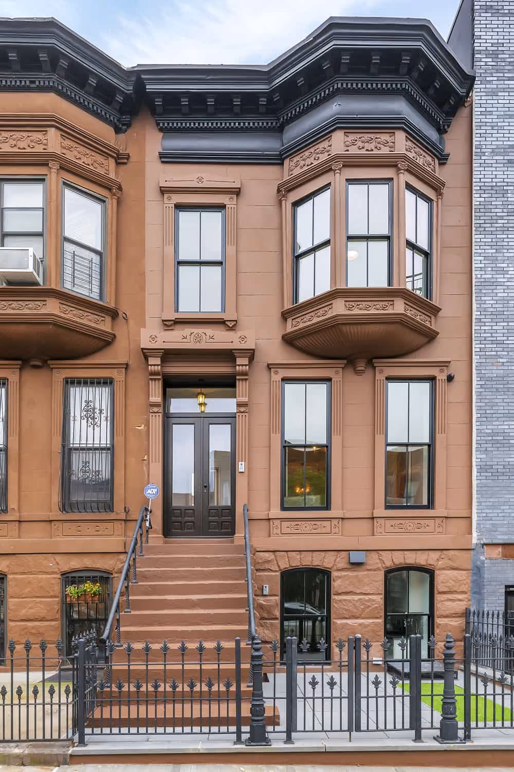 Exterior of a landmarked NYC building renovation by Gallery KBNY