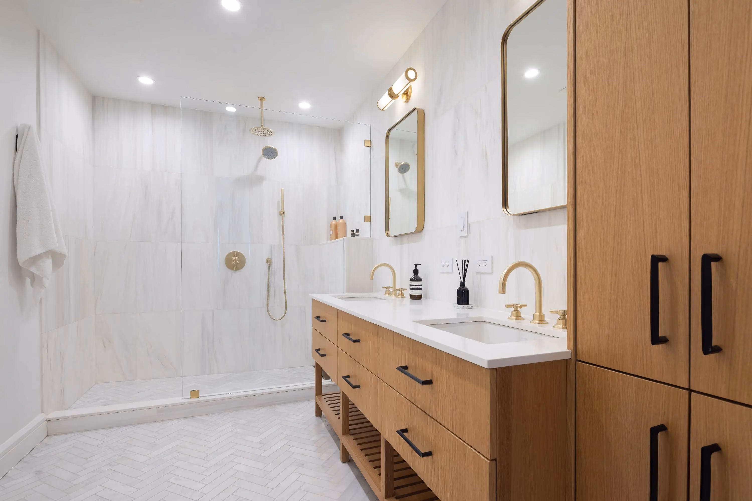 En suite bathroom from a Carroll Gardens brownstone renovation by Gallery KBNY