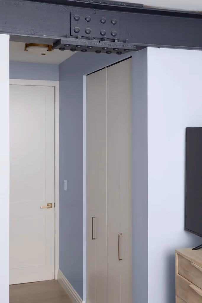 Renovated interior of a townhouse and apartment vertical combination at 328 Albany Street in Battery Park City, Manhattan, by Gallery KBNY (view 24)
