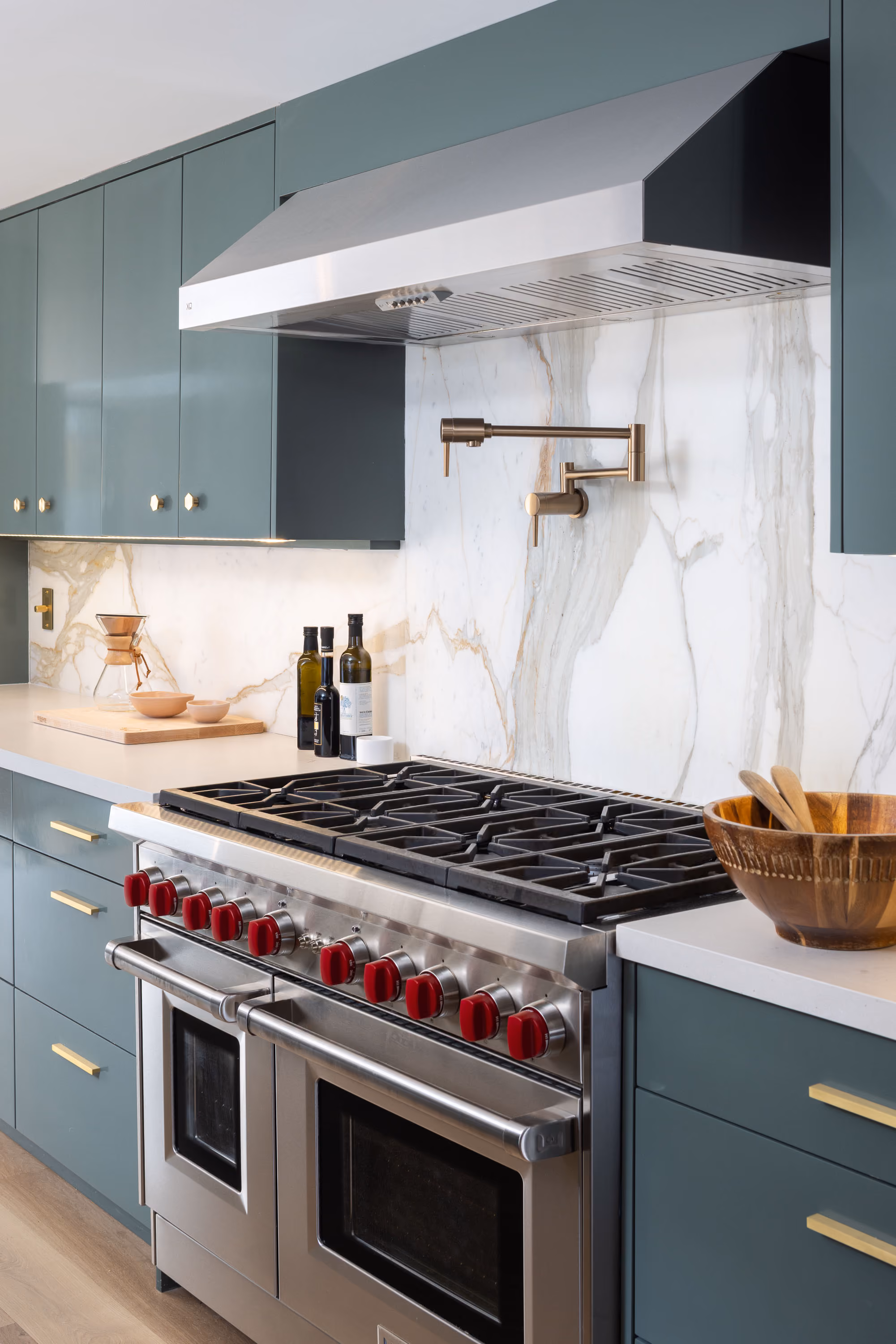 Renovated kitchen with professional range and marble backsplash in a Carroll Gardens brownstone at 347 President Street, Brooklyn, by Gallery KBNY