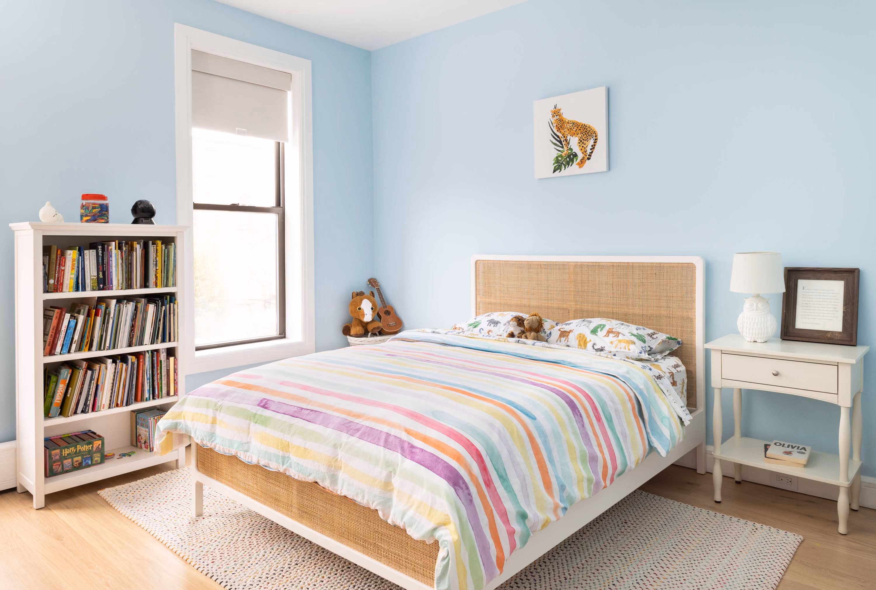 Children's bedroom with built-in bookshelf in a Carroll Gardens brownstone at 347 President Street, Brooklyn, by Gallery KBNY