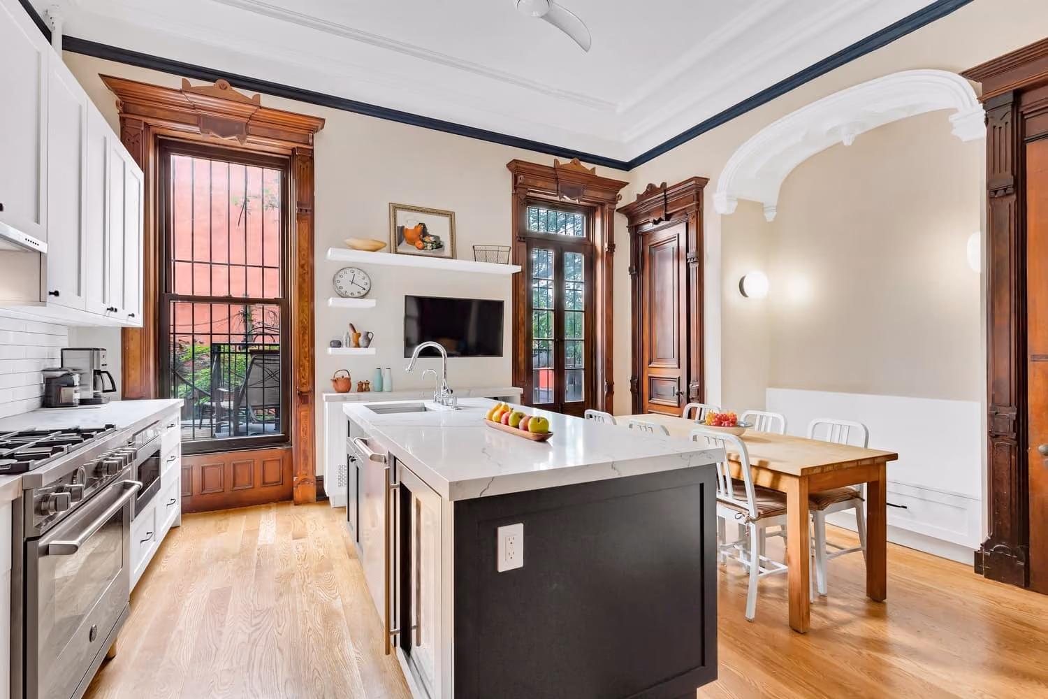 Renovated interior of a brownstone kitchen at Park Slope, Brooklyn, by Gallery KBNY (view 3)