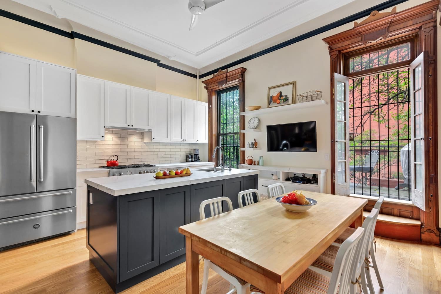 Renovated interior of a brownstone kitchen at Park Slope, Brooklyn, by Gallery KBNY (view 5)