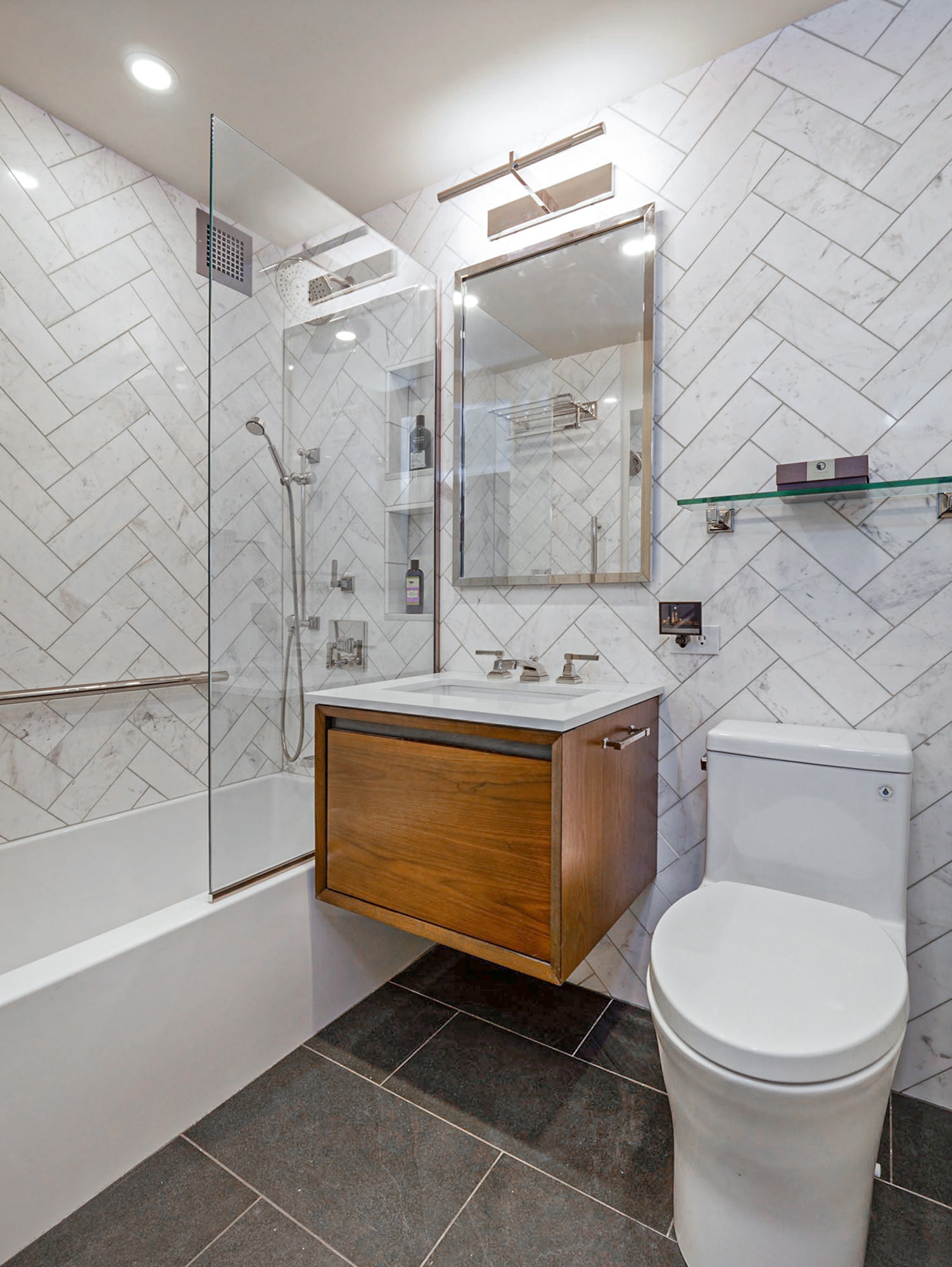 Renovated interior of a pre-war co-op at Downtown Brooklyn, by Gallery KBNY (view 6)