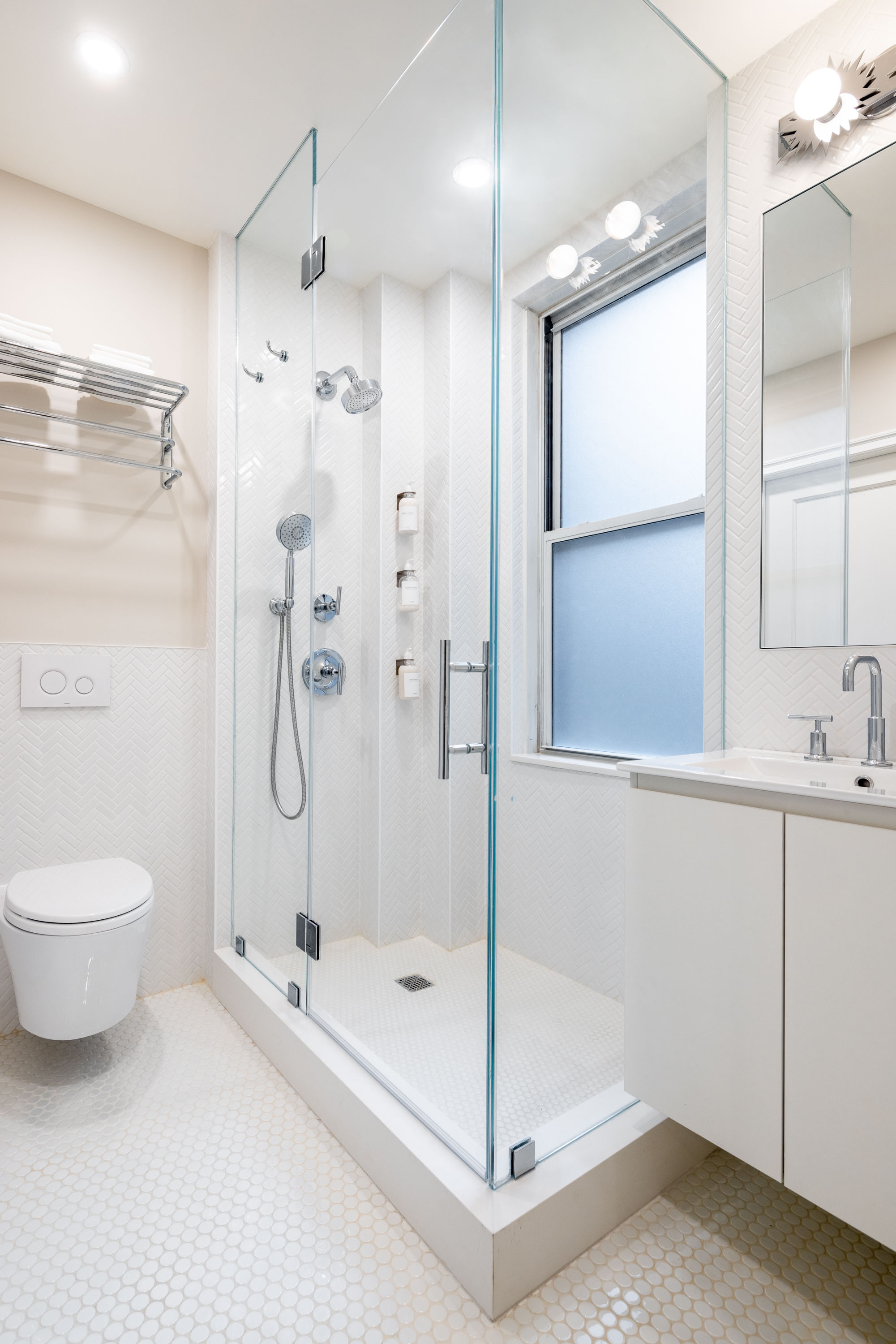 Renovated interior of a pre-war co-op at 1035 Fifth Avenue on the Upper East Side, Manhattan, by Gallery KBNY (view 15)
