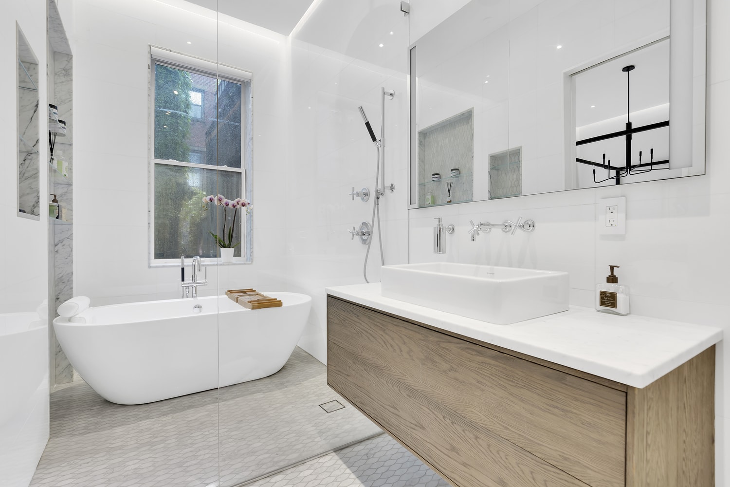 Renovated interior of a landmarked townhouse at Hudson Square, Manhattan, by Gallery KBNY (view 8)