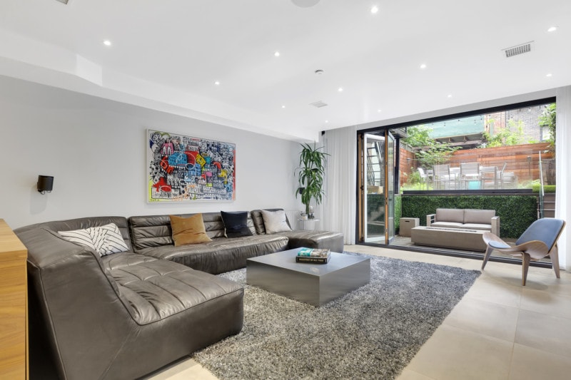 Renovated interior of a landmarked townhouse at Hudson Square, Manhattan, by Gallery KBNY (view 7)